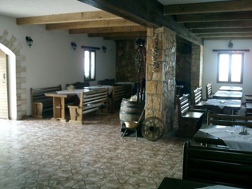 06 - Saloon.JPG